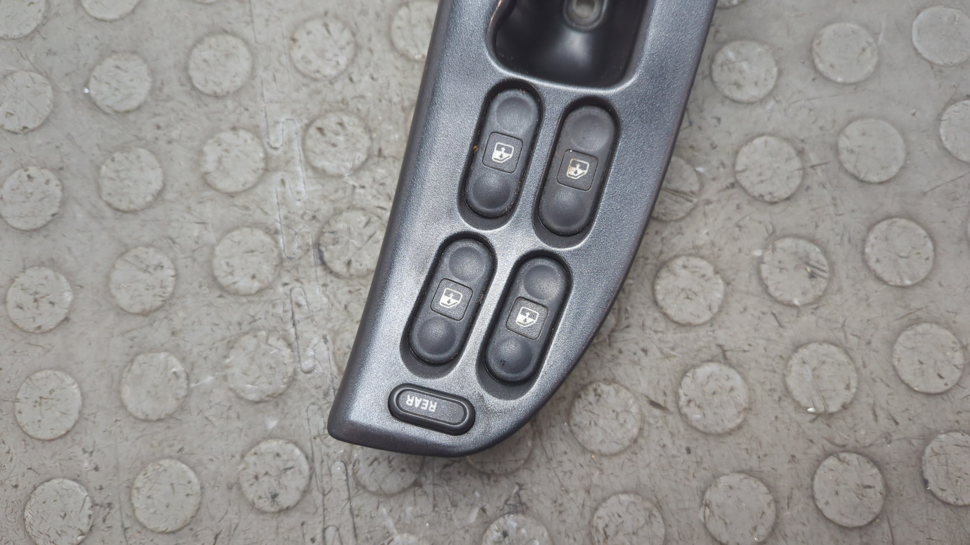 Кнопка стеклоподъемника