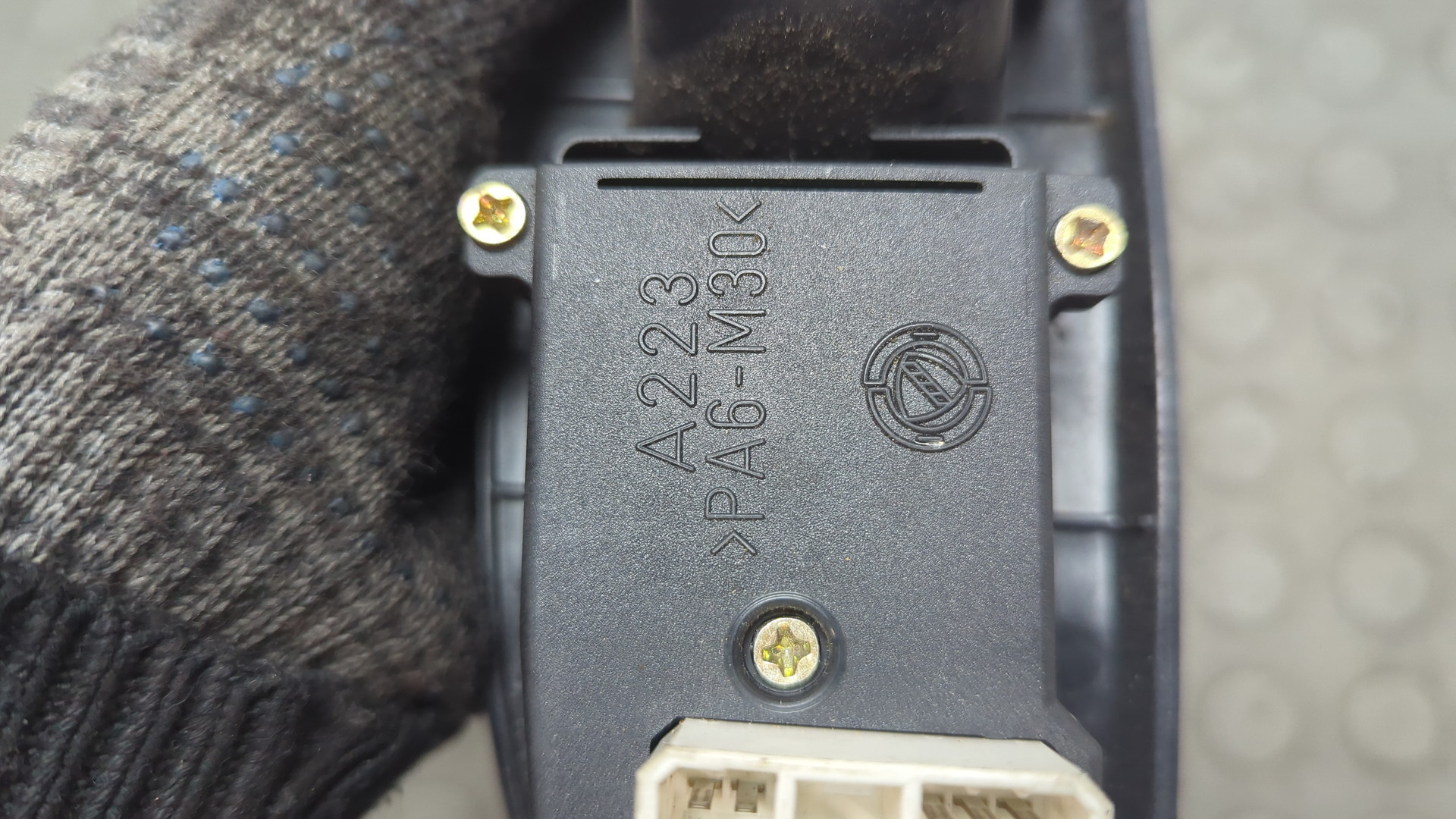 Кнопка стеклоподъемника