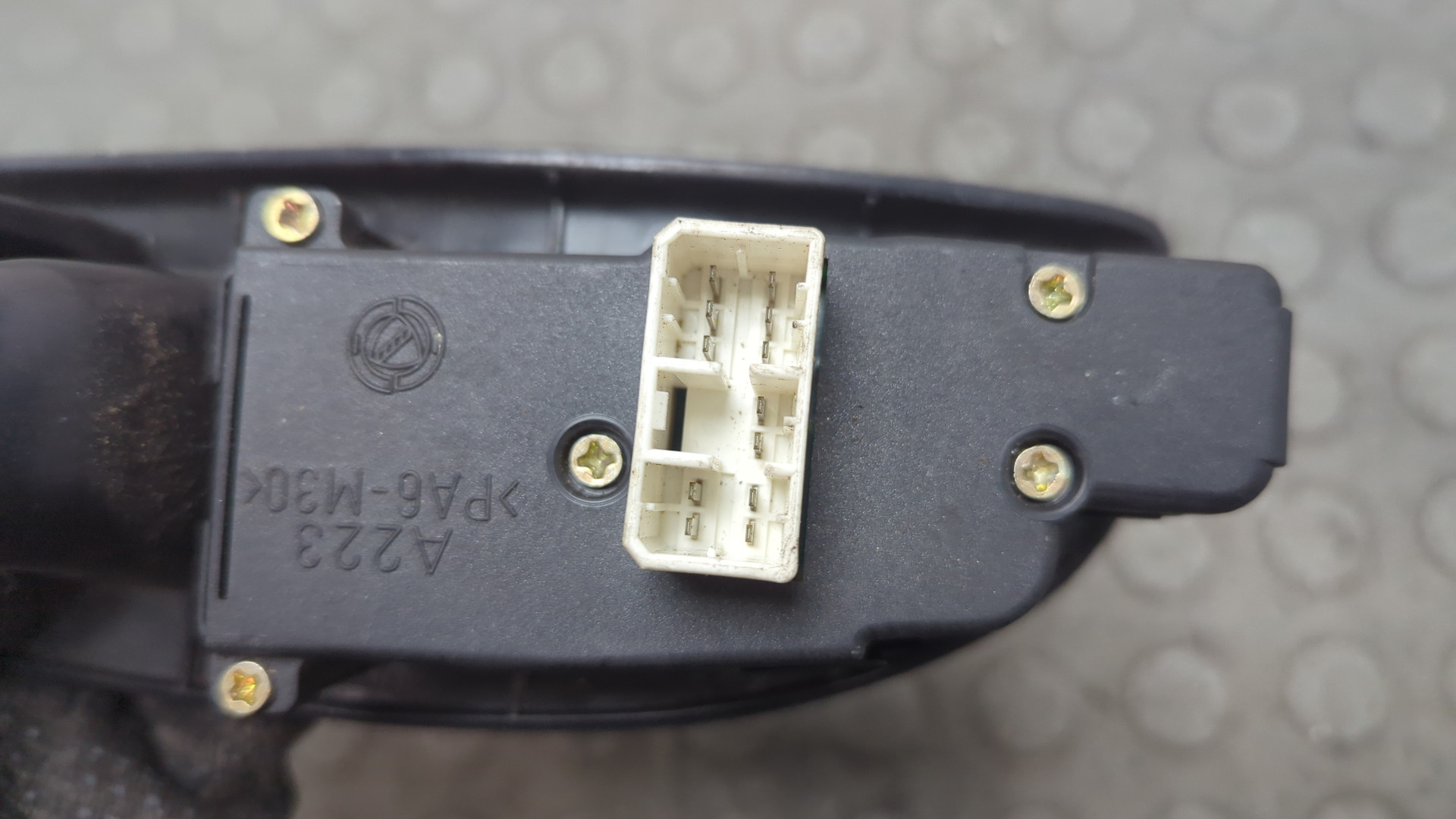 Кнопка стеклоподъемника