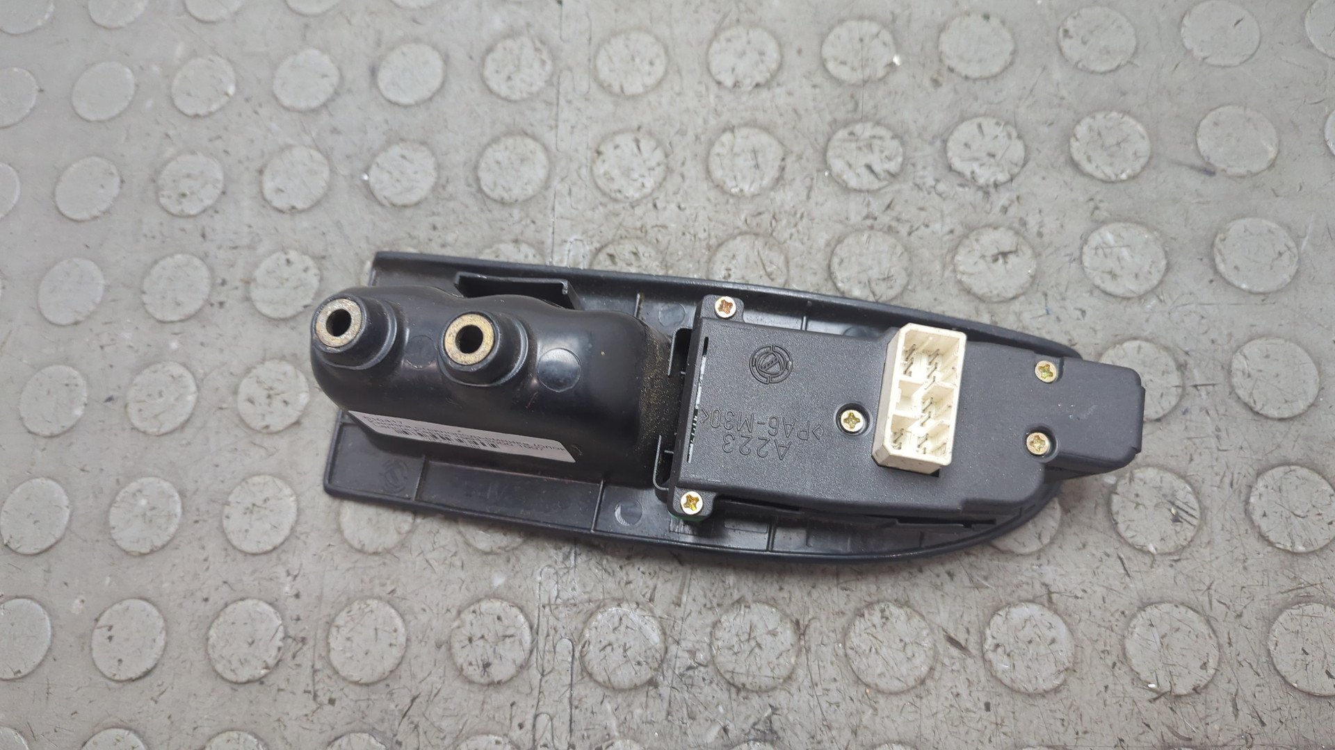 Кнопка стеклоподъемника