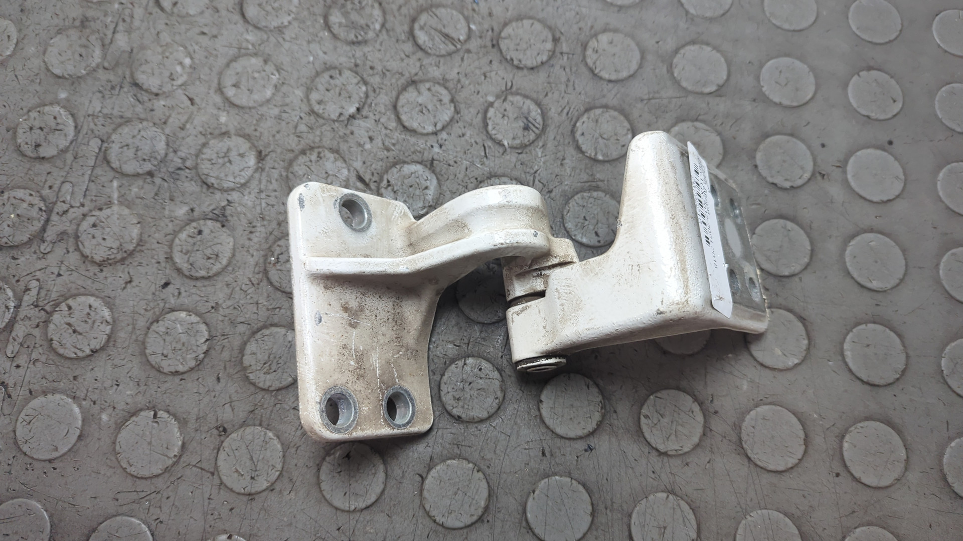 Петля двери