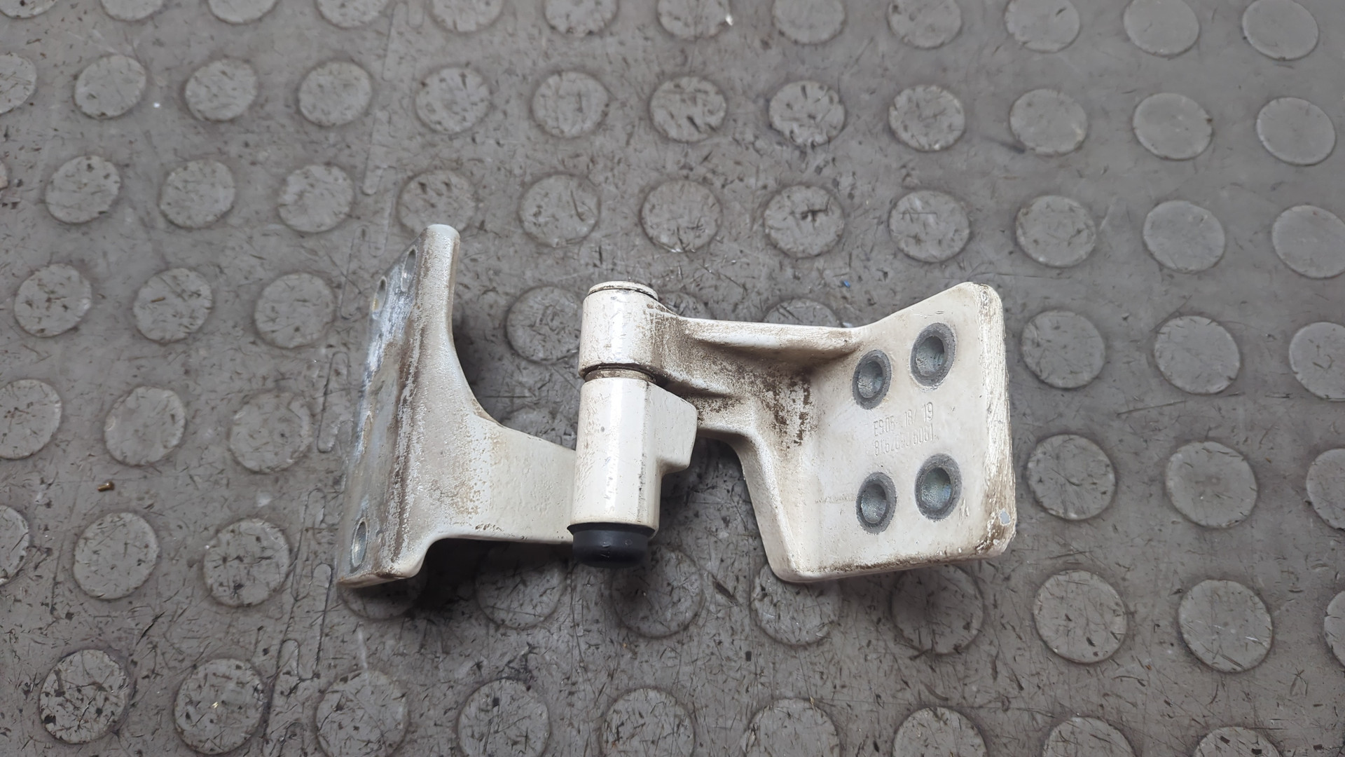 Петля двери