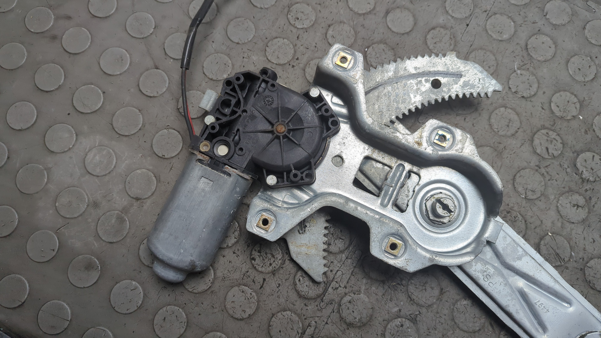 Стеклоподъемник электр. задний левый