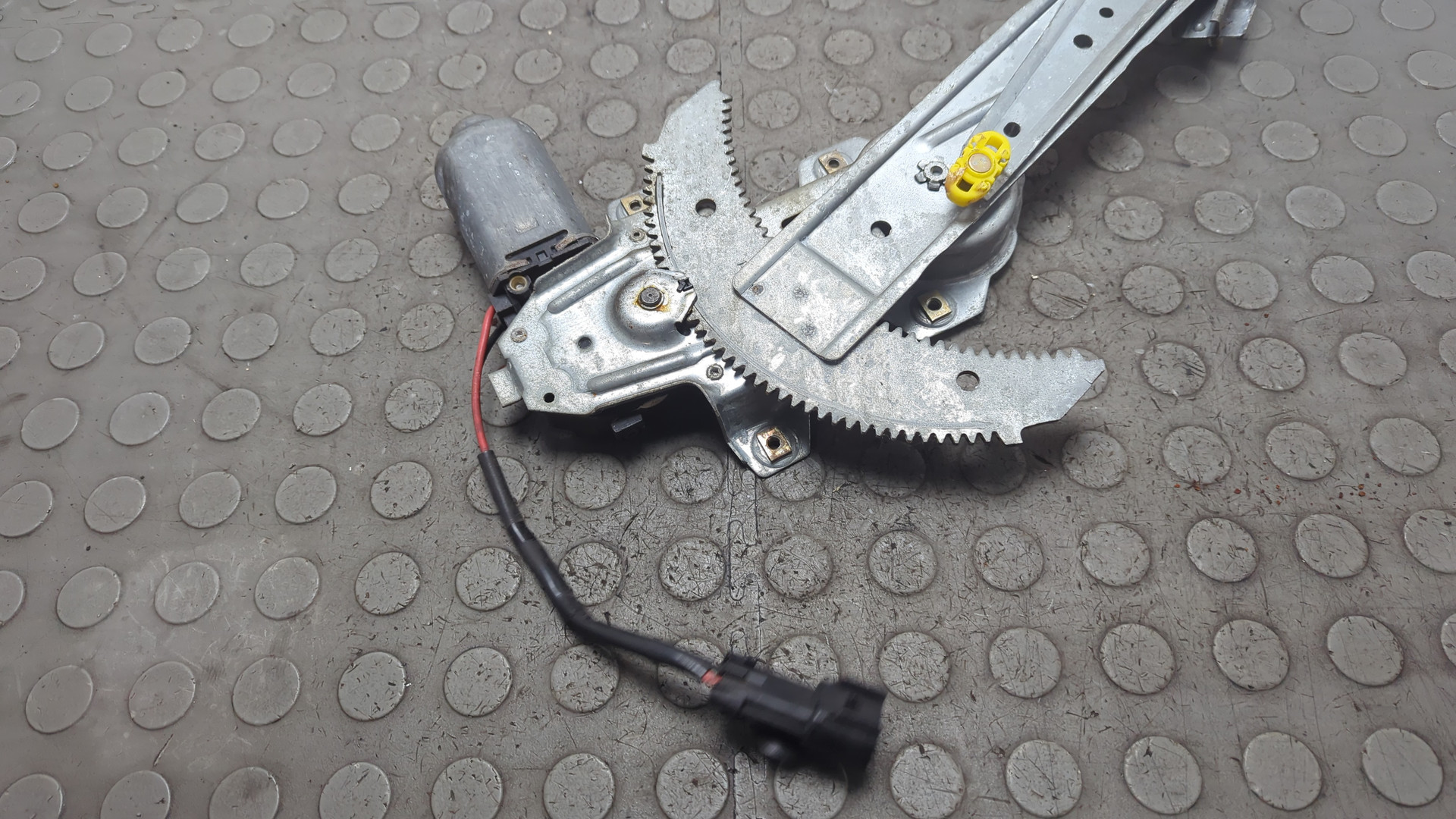 Стеклоподъемник электр. задний левый