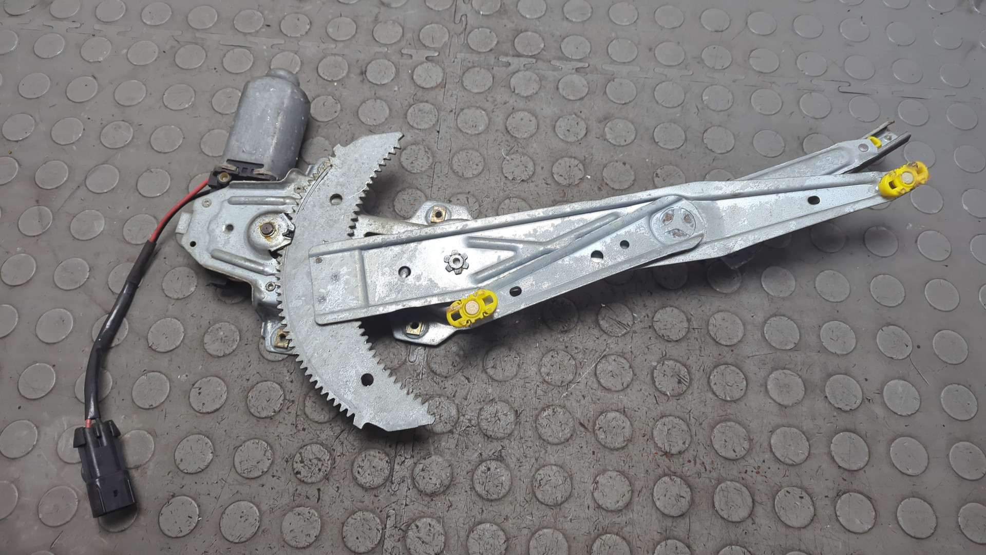 Стеклоподъемник электр. задний левый