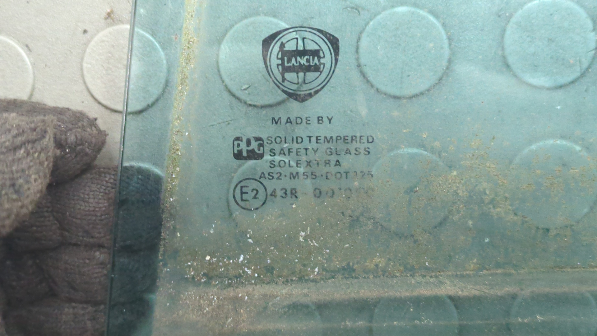 Стекло двери задней левой