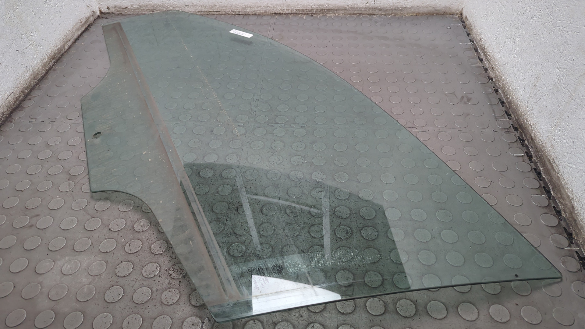 Стекло двери передней левой