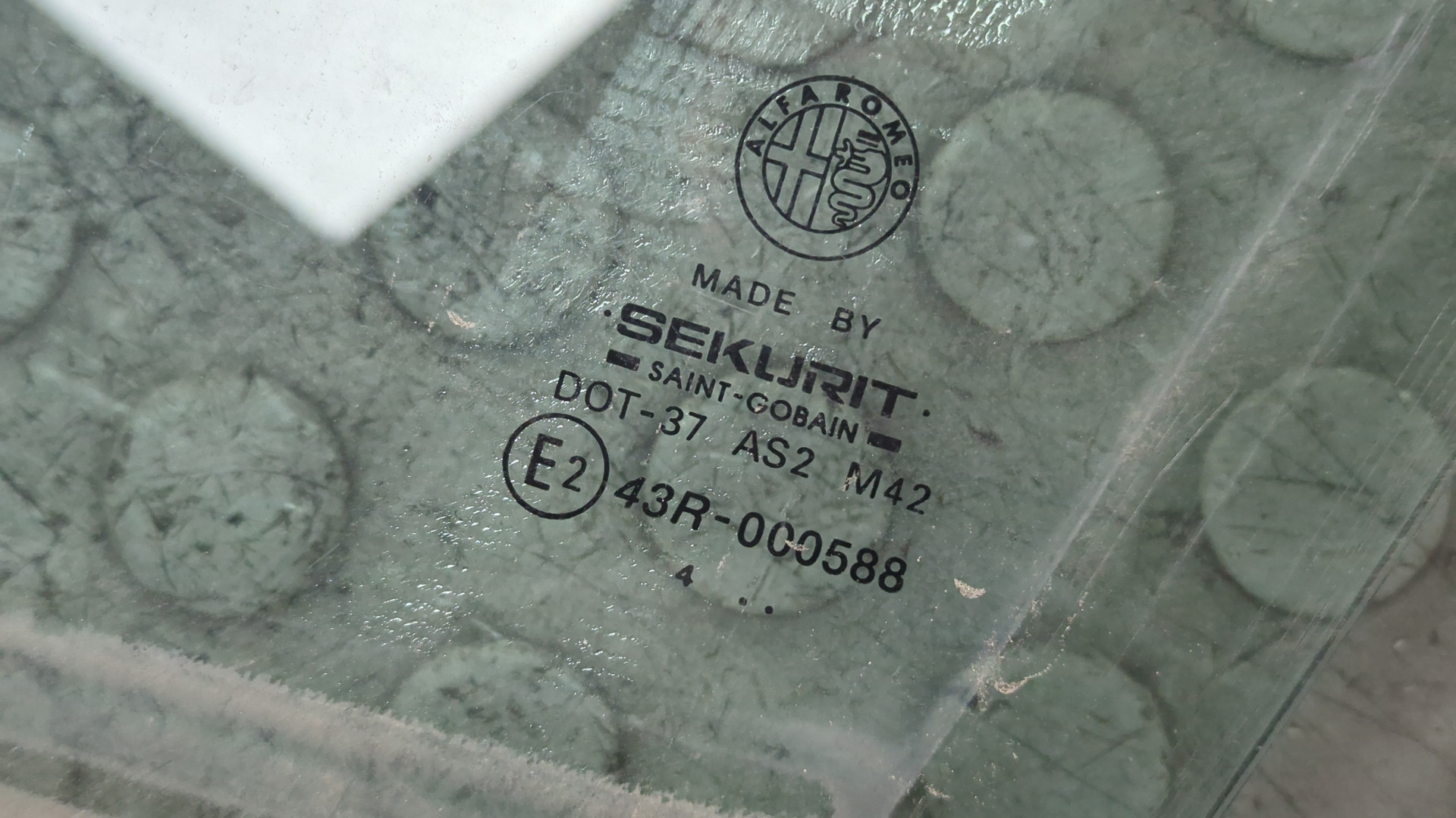 Стекло двери передней левой