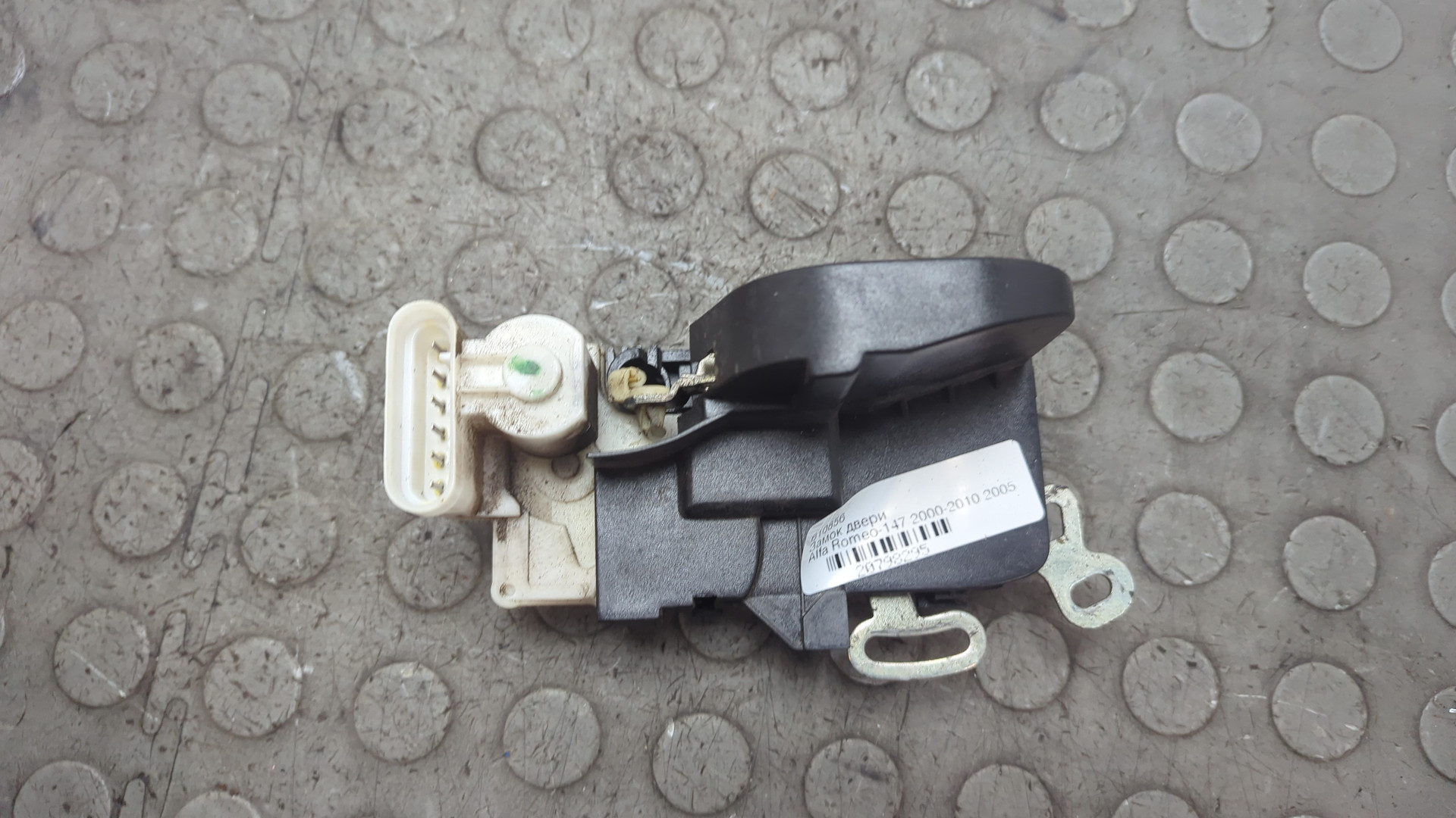 Замок двери передней левой