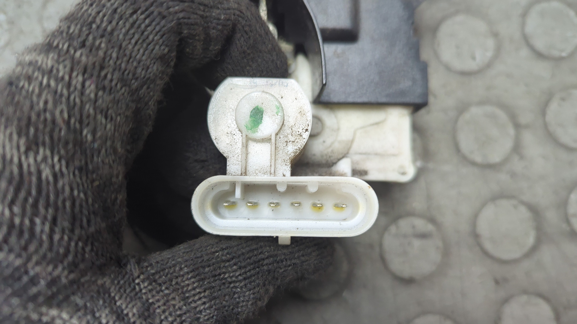 Замок двери передней левой