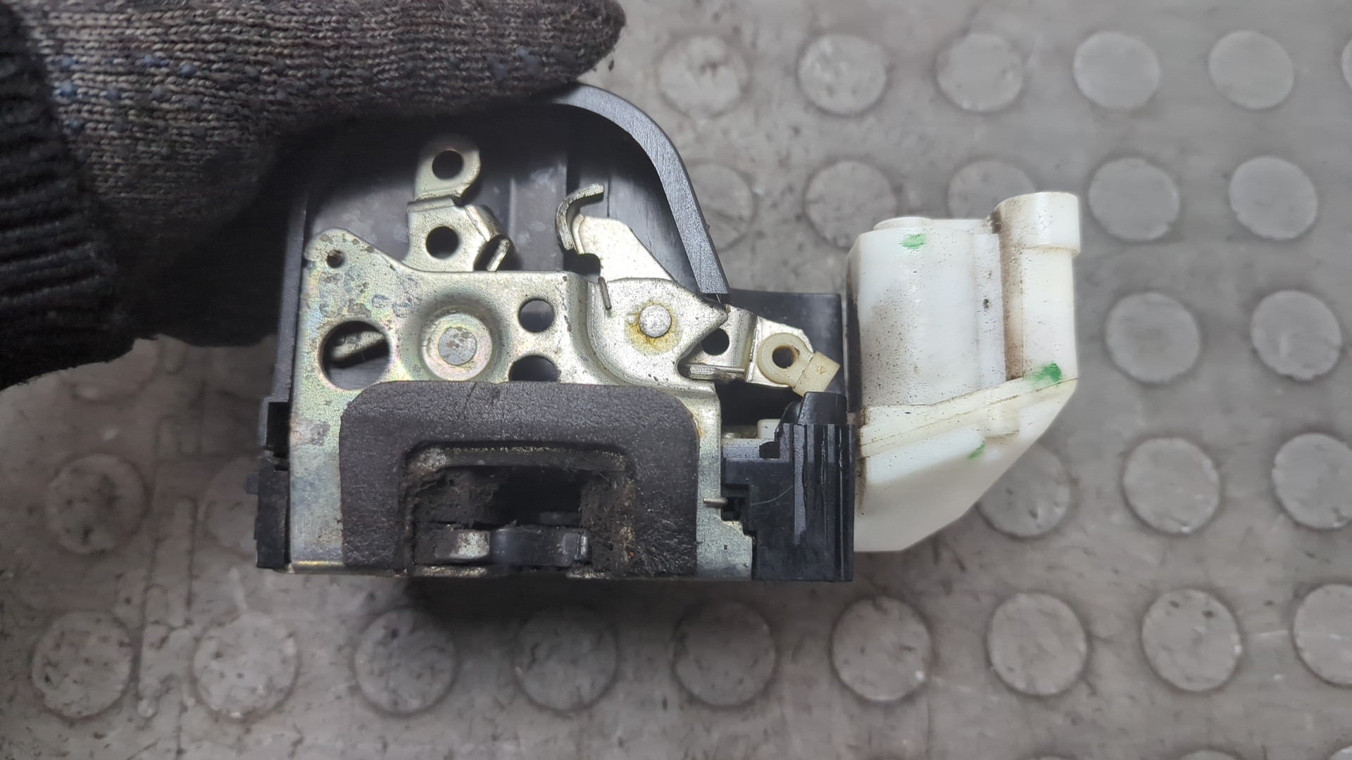 Замок двери передней левой