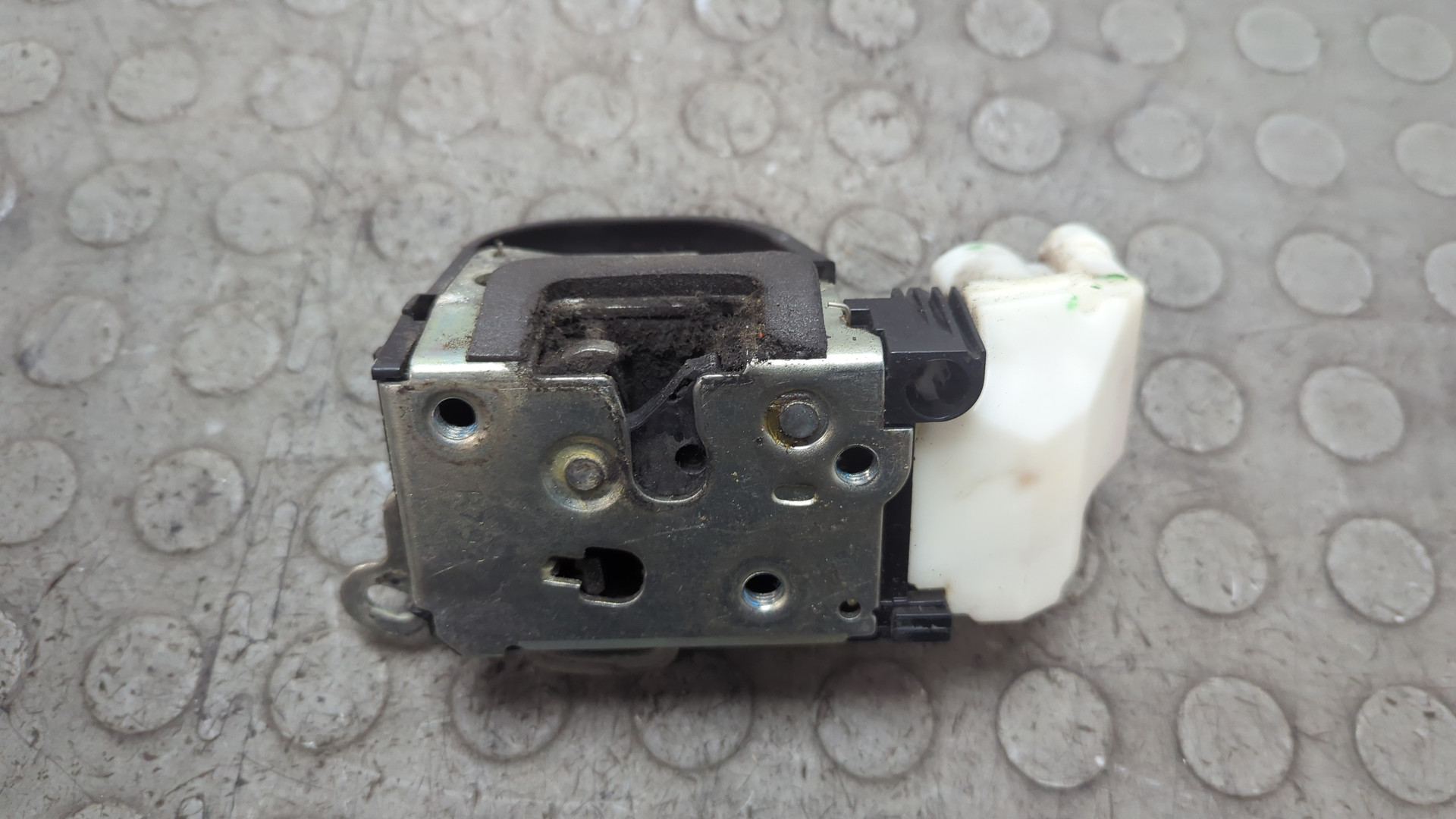 Замок двери передней левой