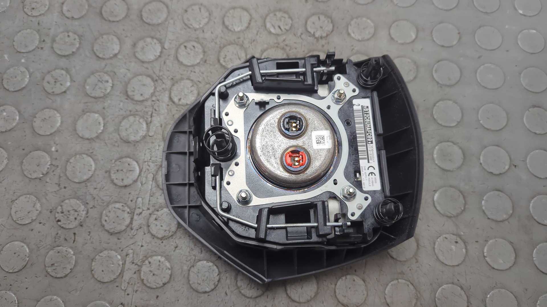 Подушка безопасности в рулевое колесо