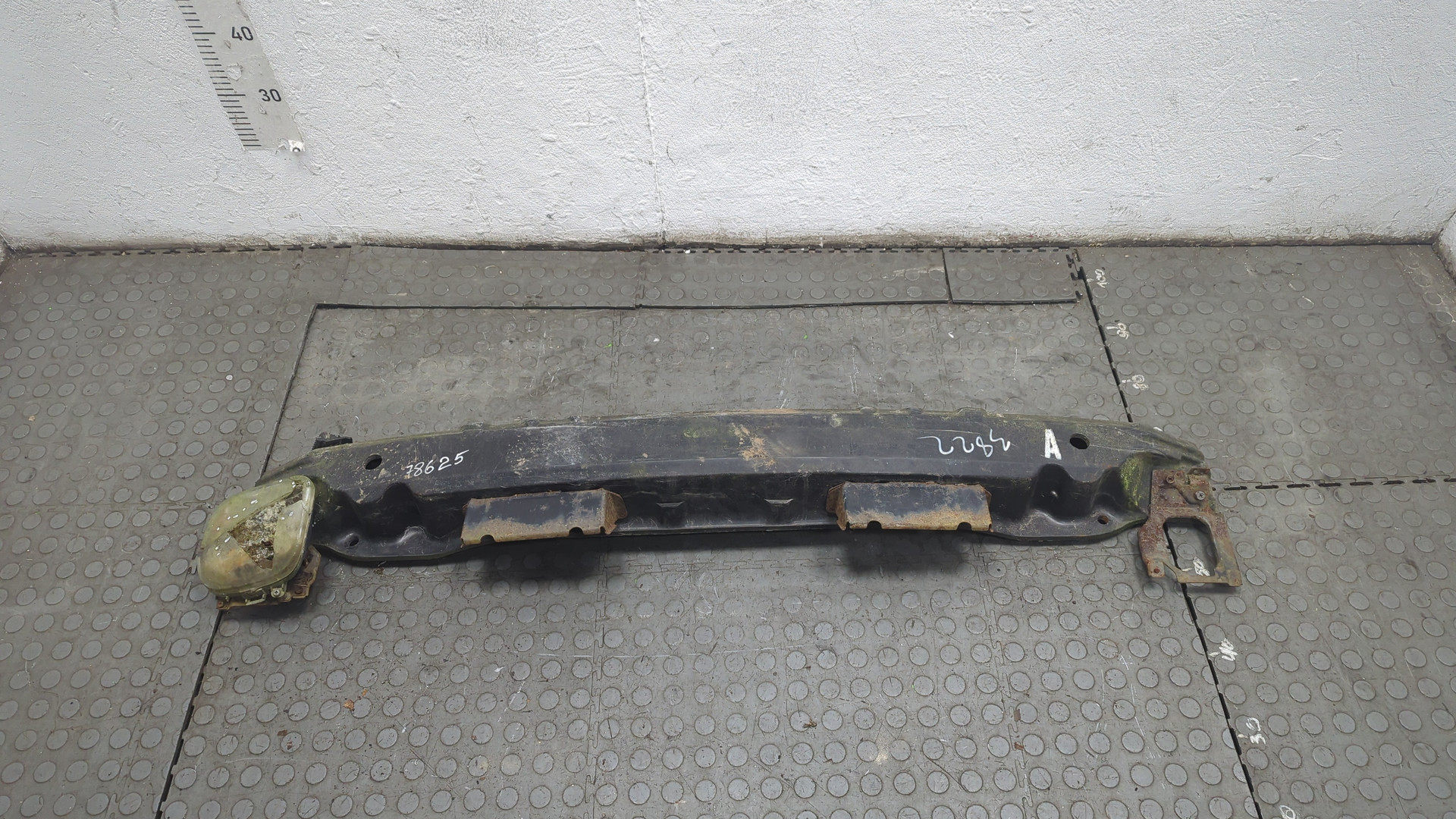 Усилитель переднего бампера