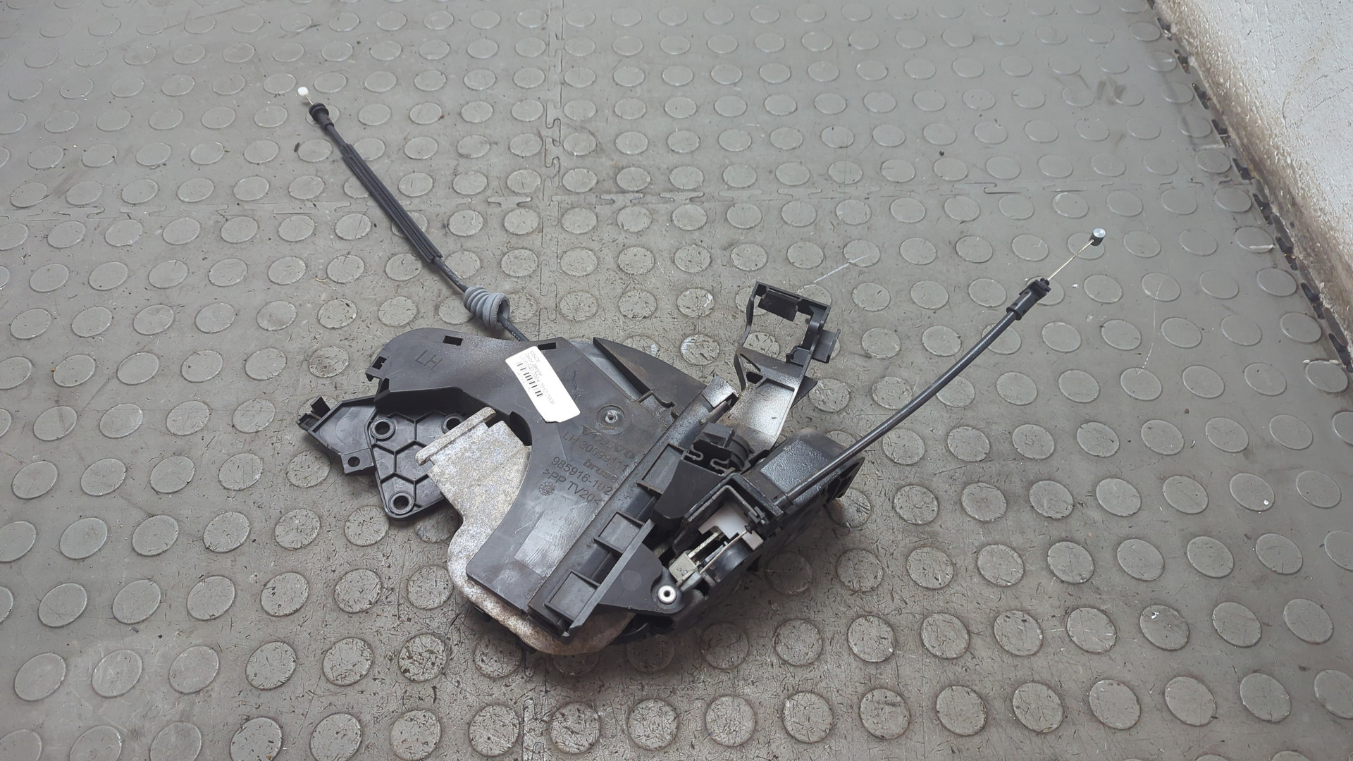 Замок двери задней левой