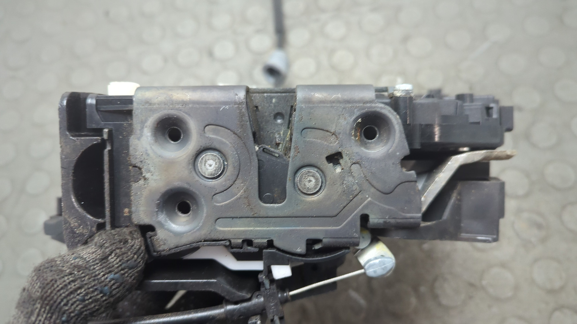 Замок двери задней левой