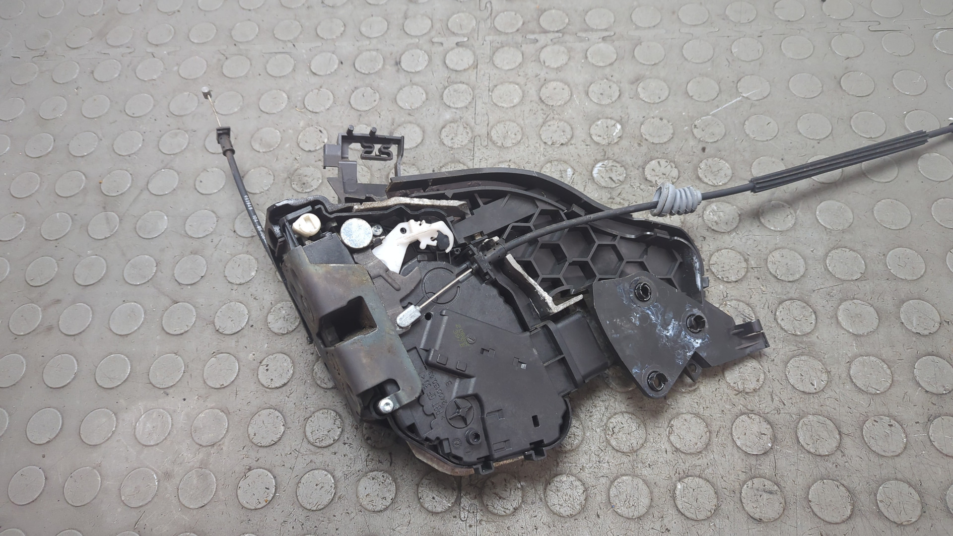 Замок двери задней левой