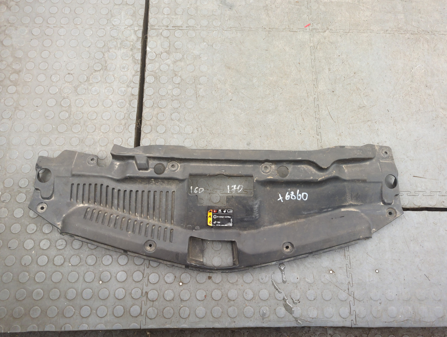 Кожух замка капота