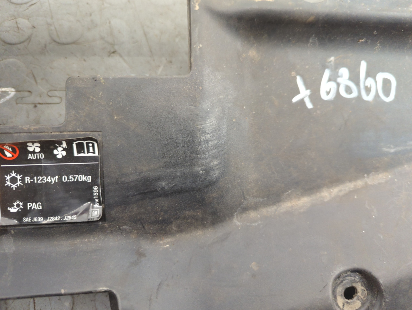 Кожух замка капота