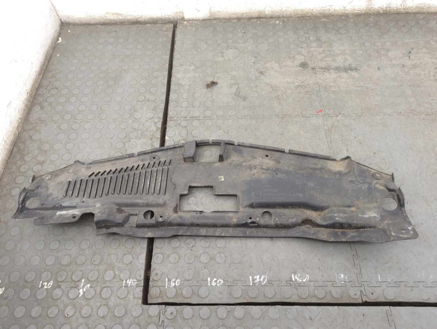 Кожух замка капота