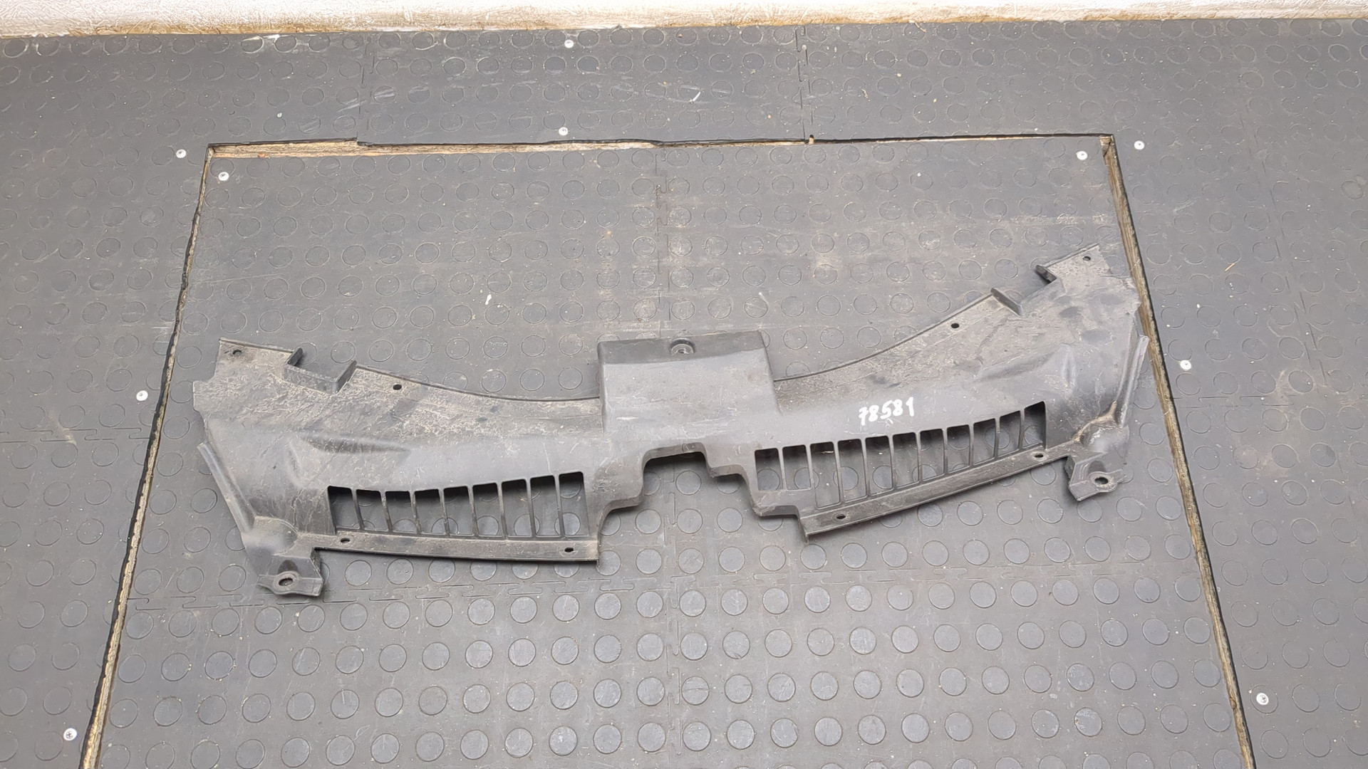 Кожух замка капота