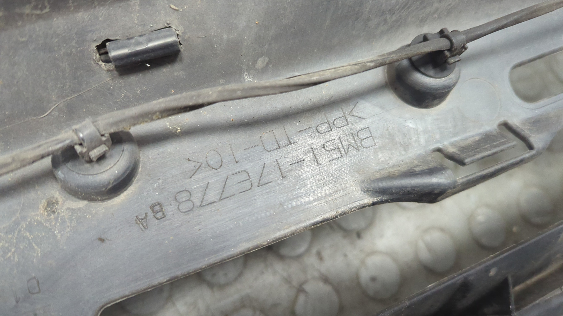 Кожух замка капота