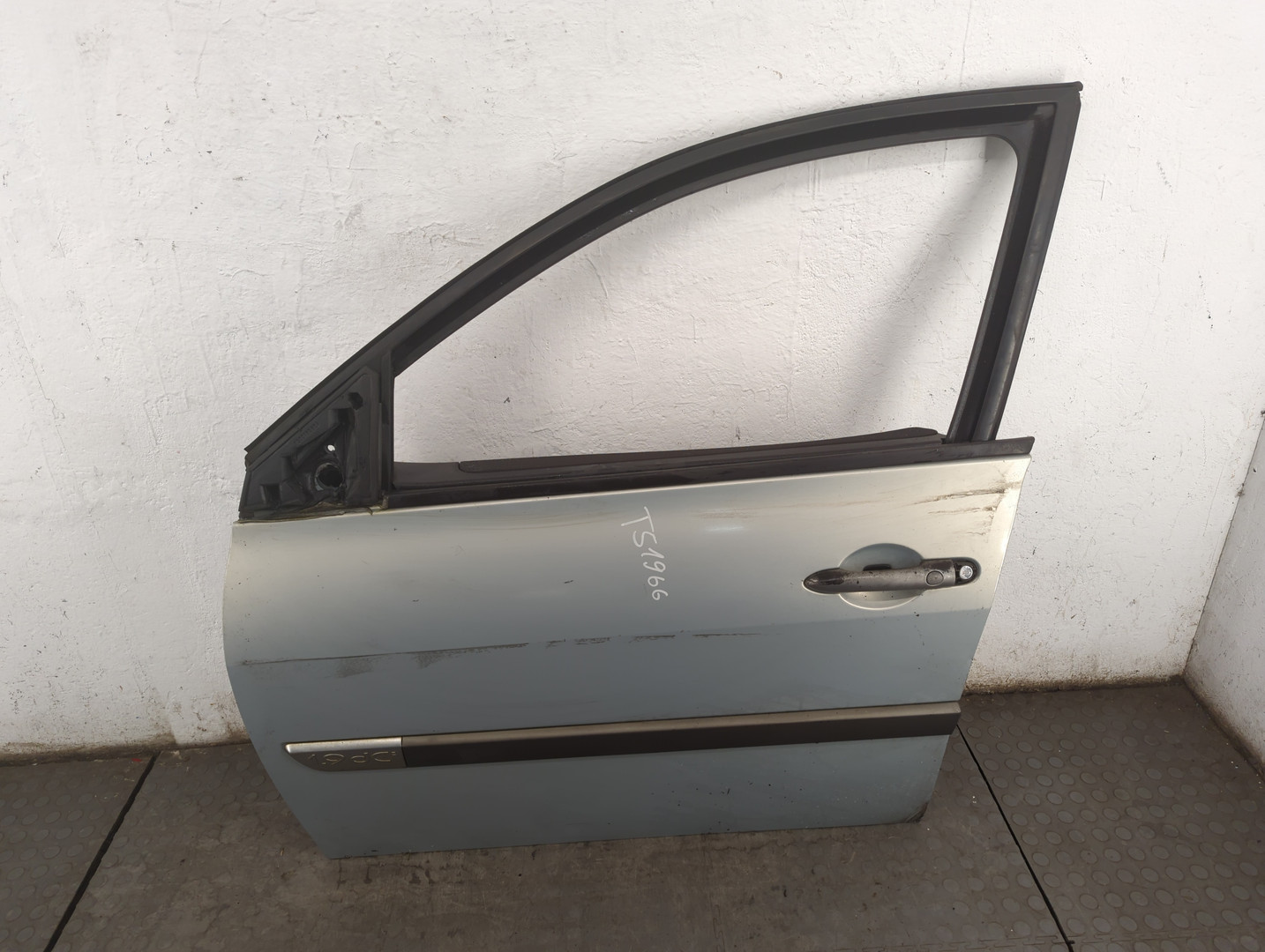 Дверь передняя левая