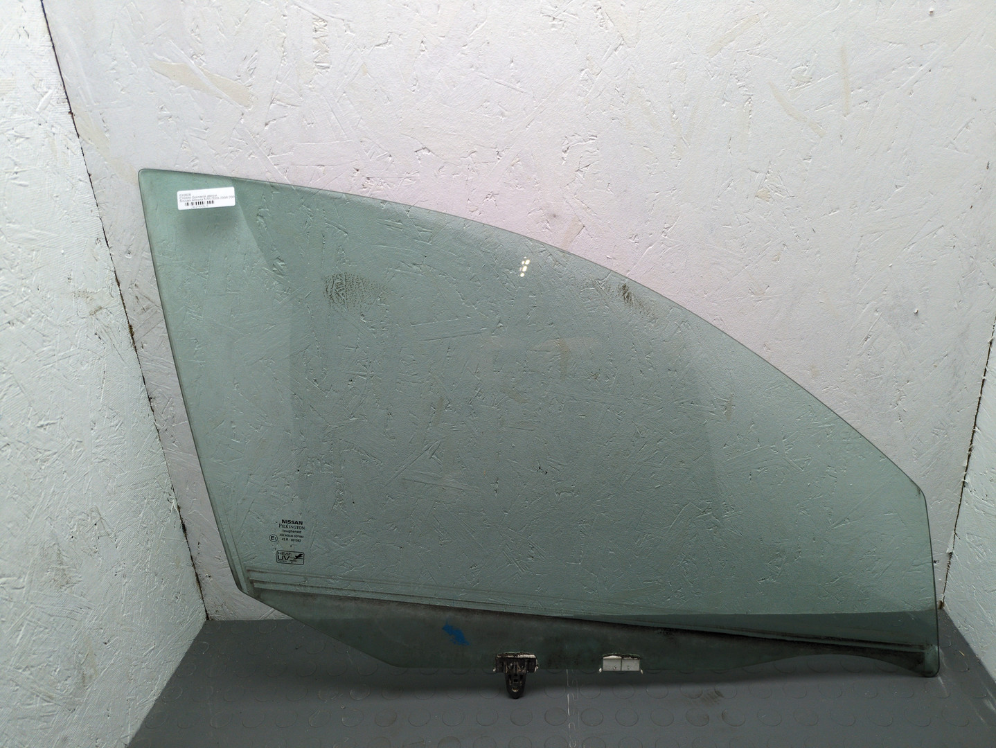 Стекло двери передней правой