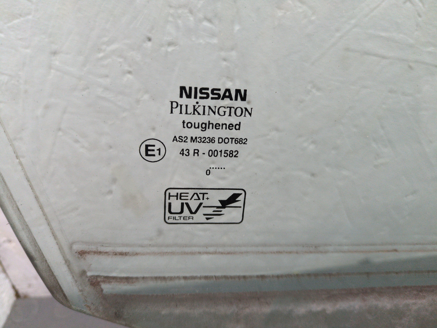 Стекло двери передней правой