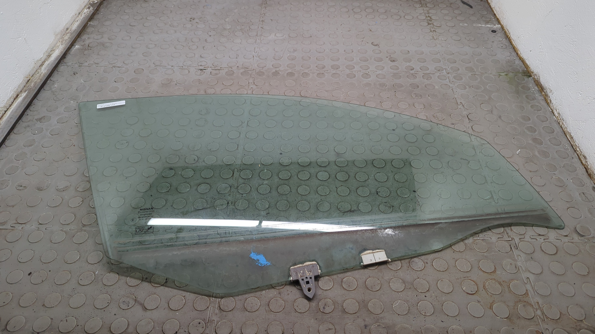 Стекло двери передней правой