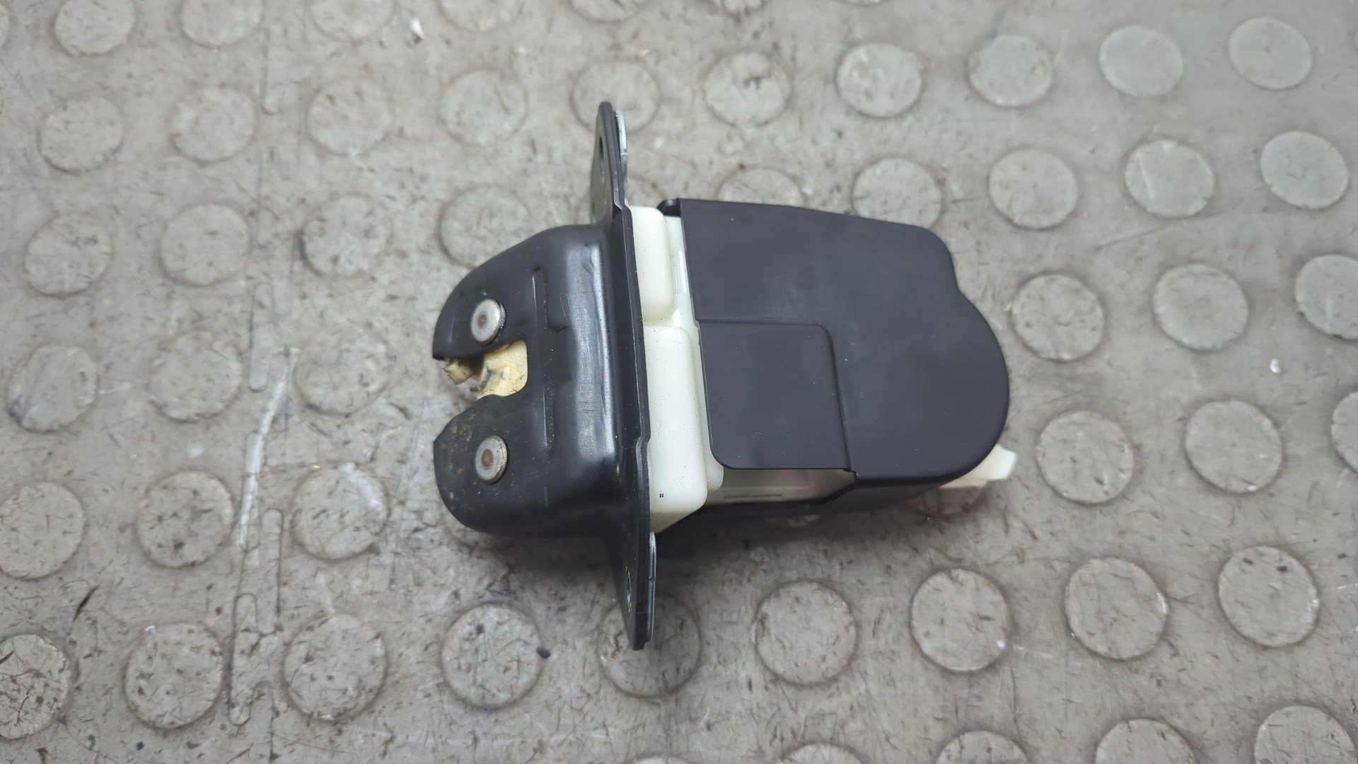 Замок багажника