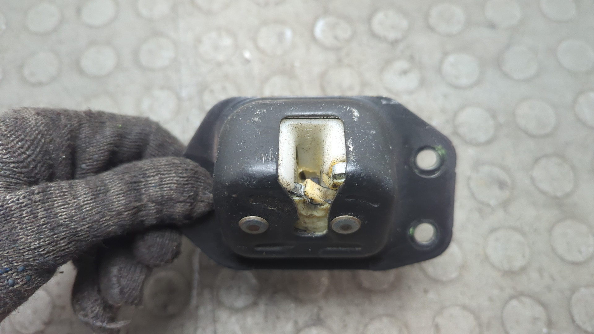 Замок багажника