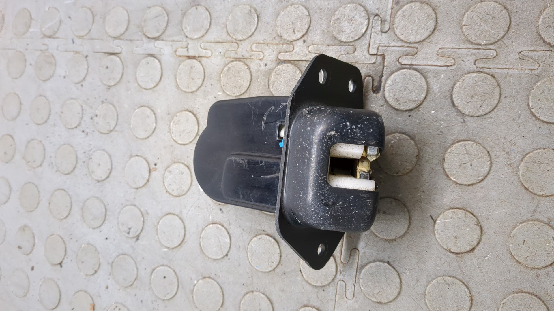 Замок багажника