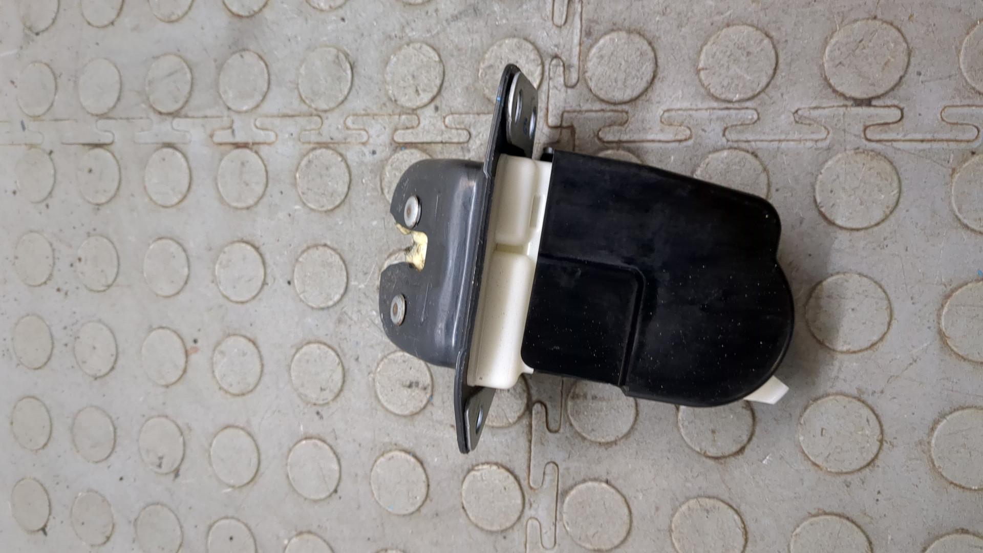 Замок багажника