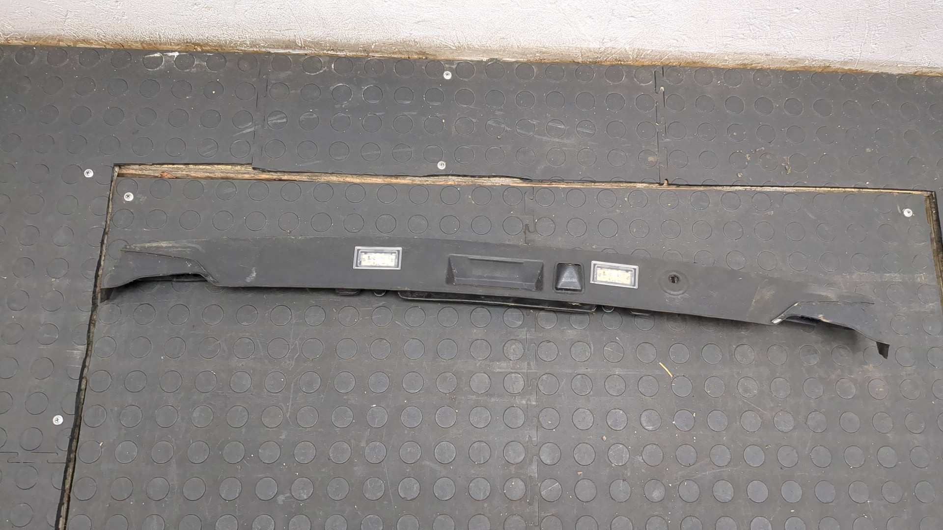 Фонарь подсветки номера