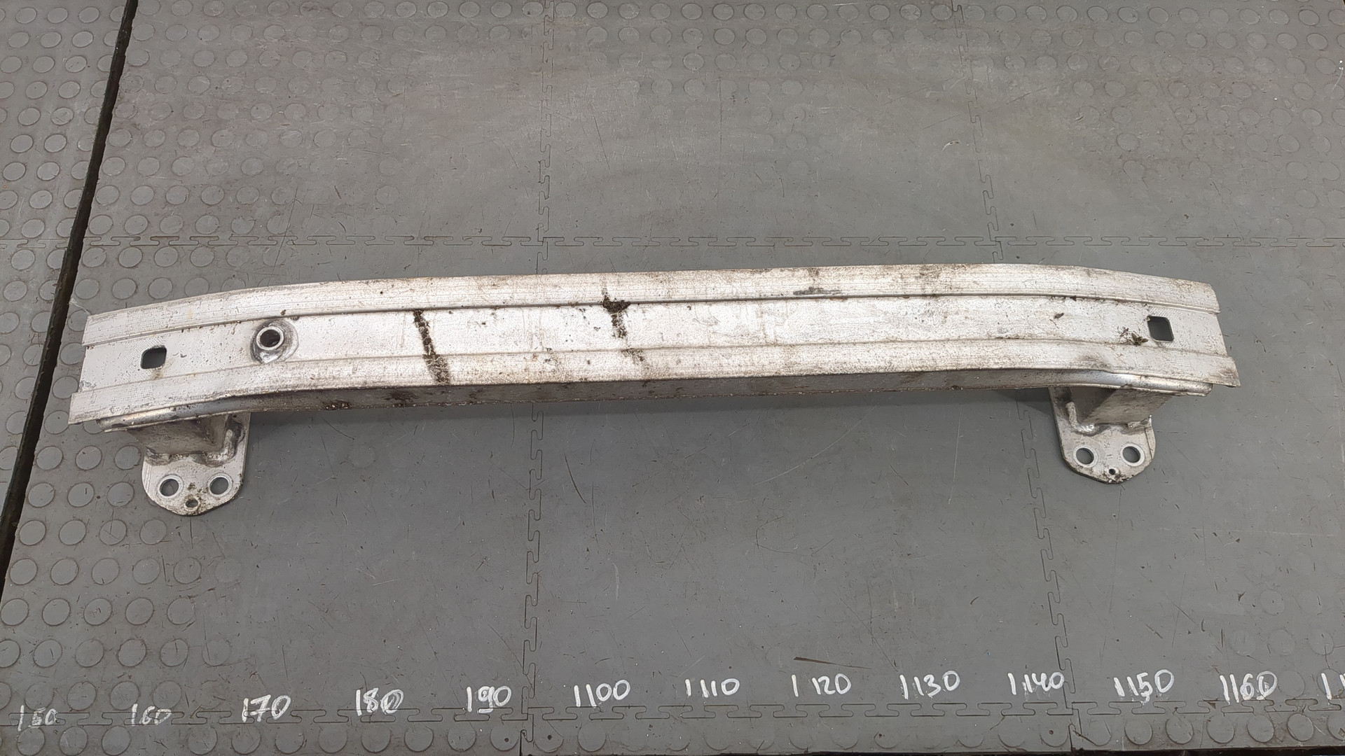 Усилитель переднего бампера