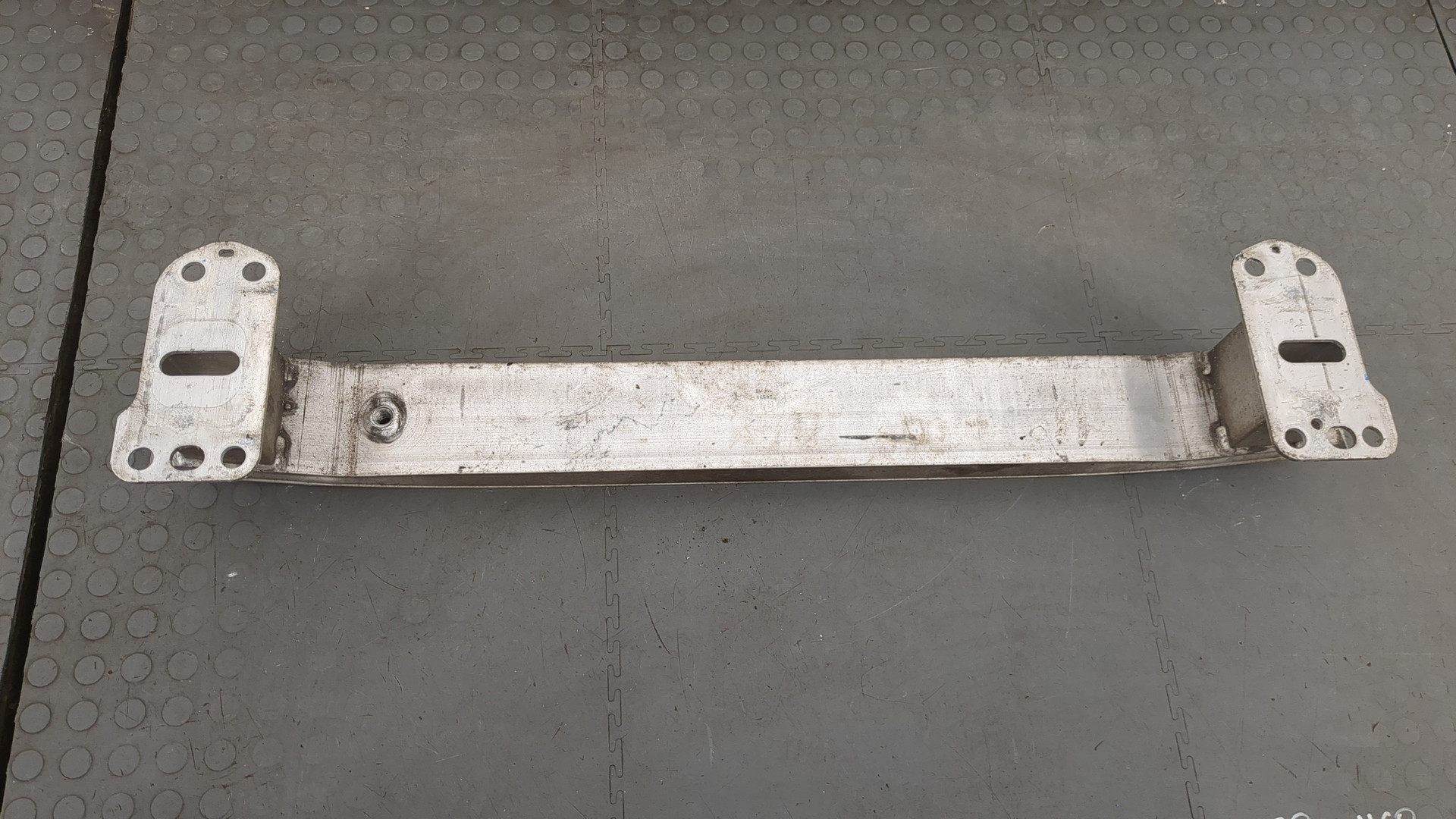 Усилитель переднего бампера