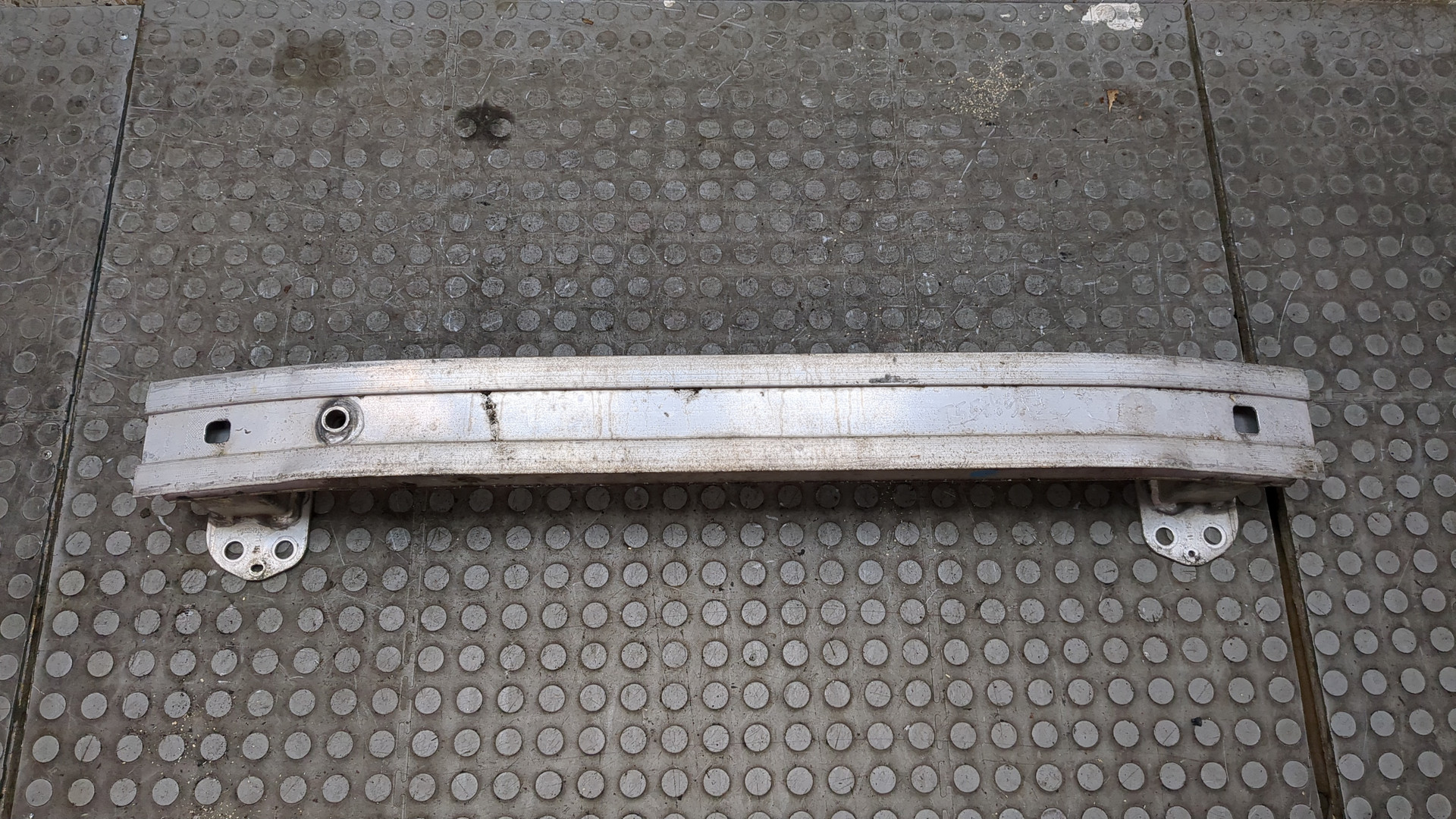 Усилитель переднего бампера