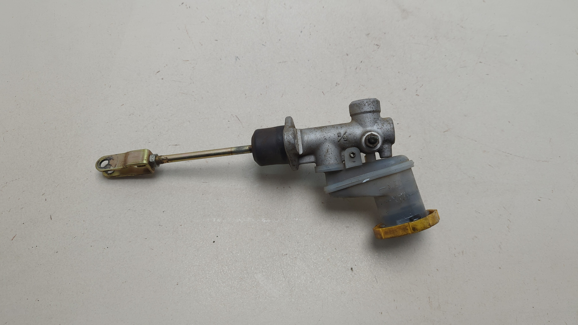 Цилиндр сцепления главный