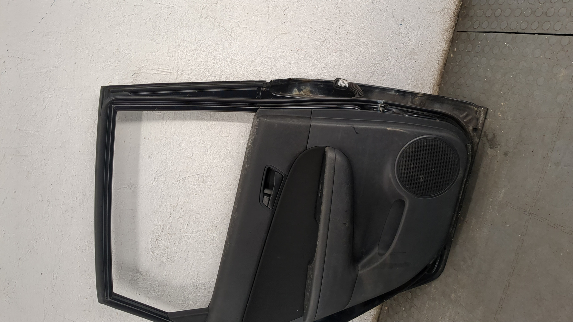 Дверь задняя левая