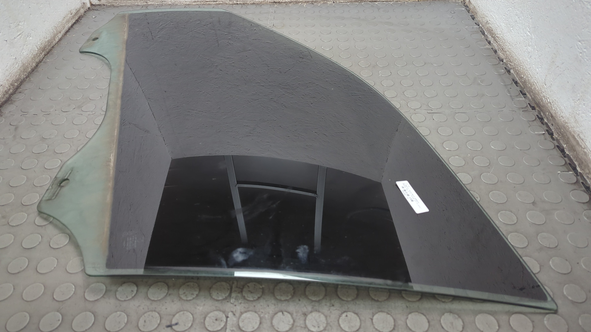 Стекло двери передней левой