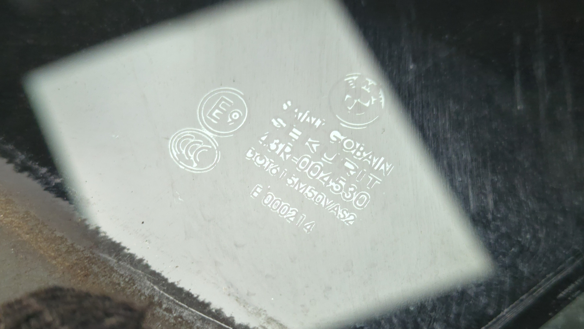 Стекло двери передней левой