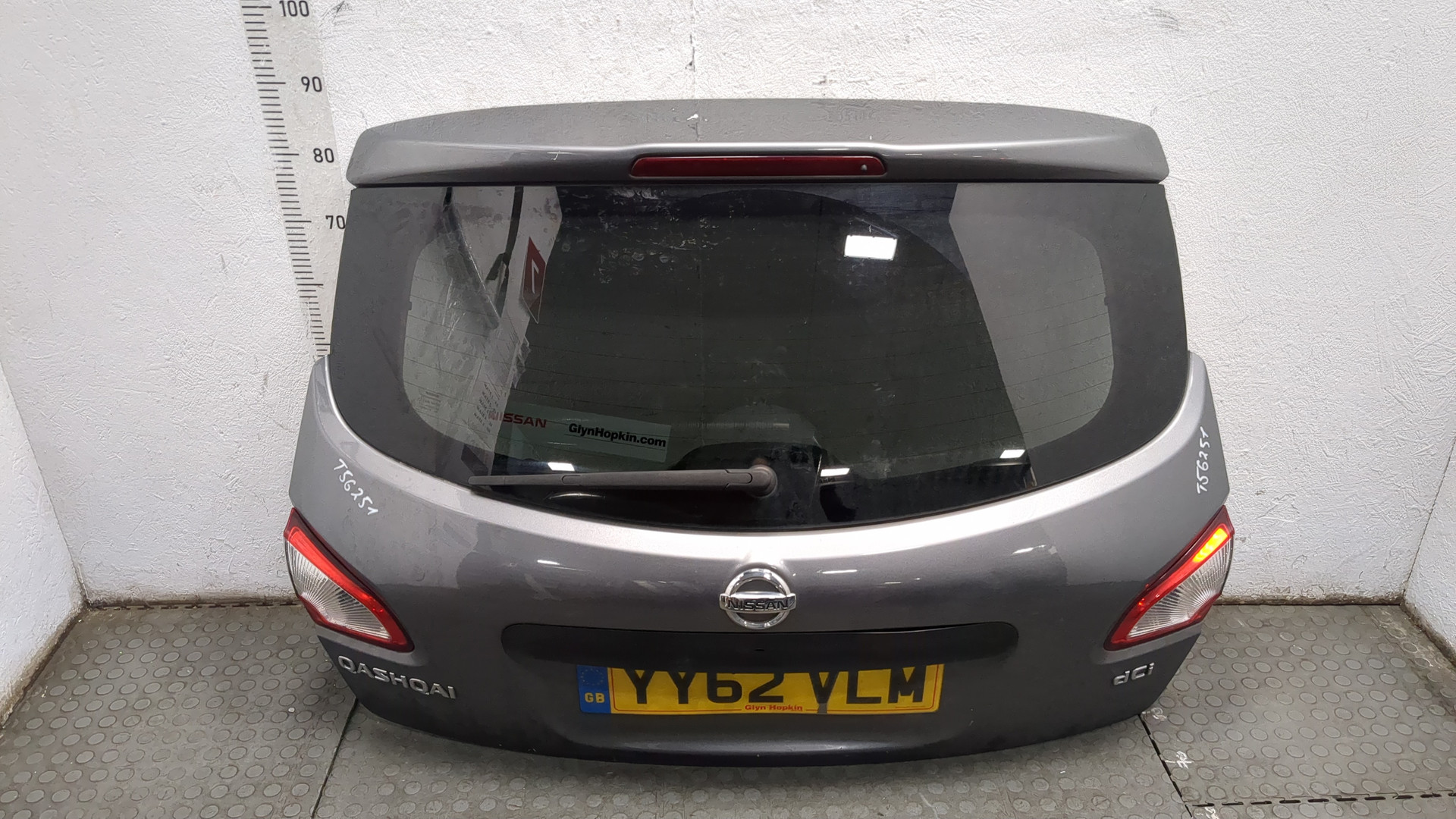 Дверь багажника