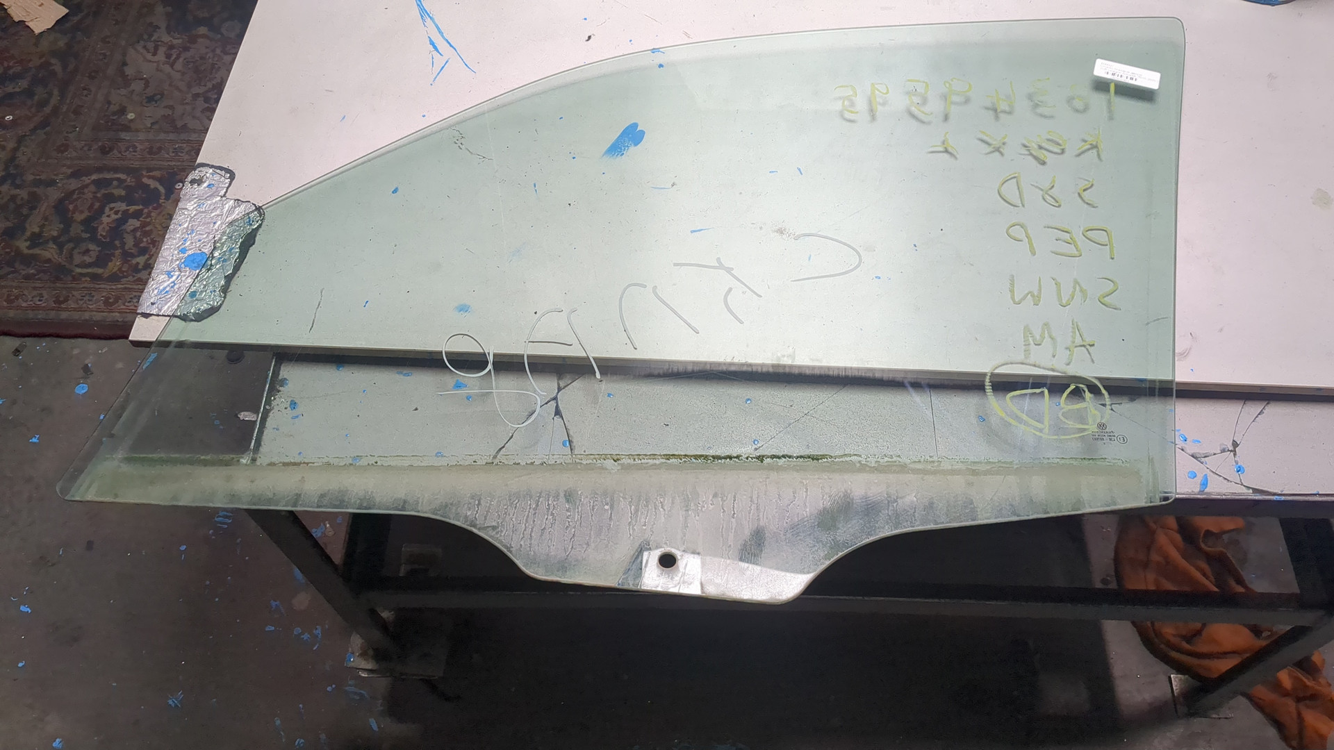 Стекло двери передней левой