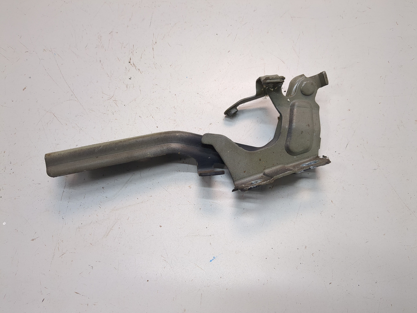 Петля капота левая