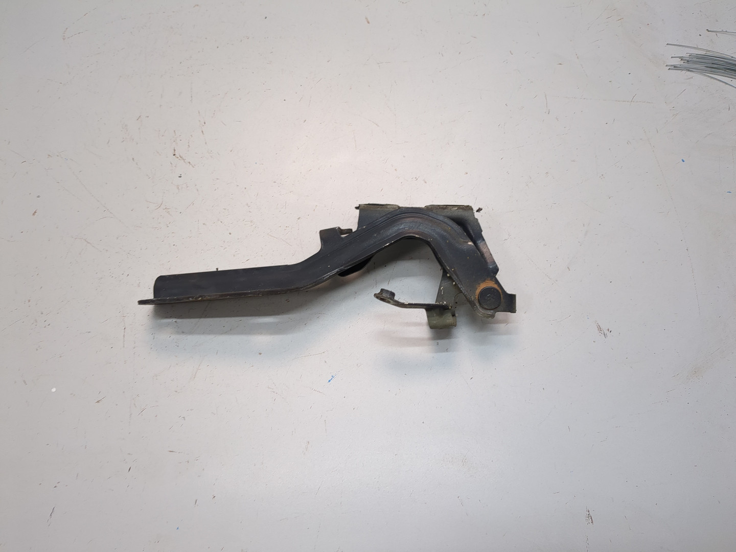 Петля капота левая