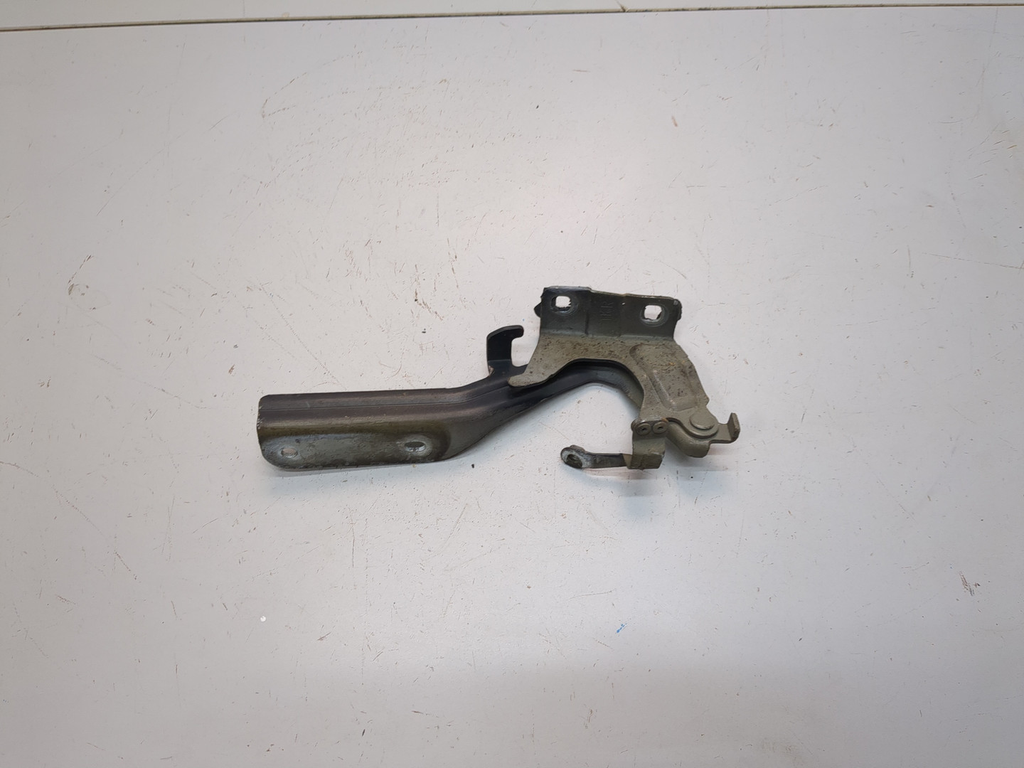 Петля капота правая