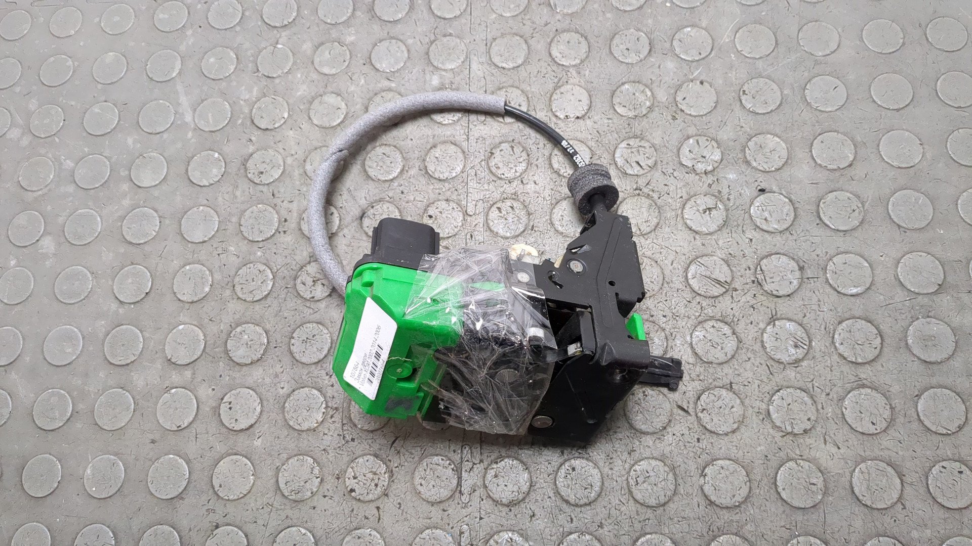 Замок двери передней левой