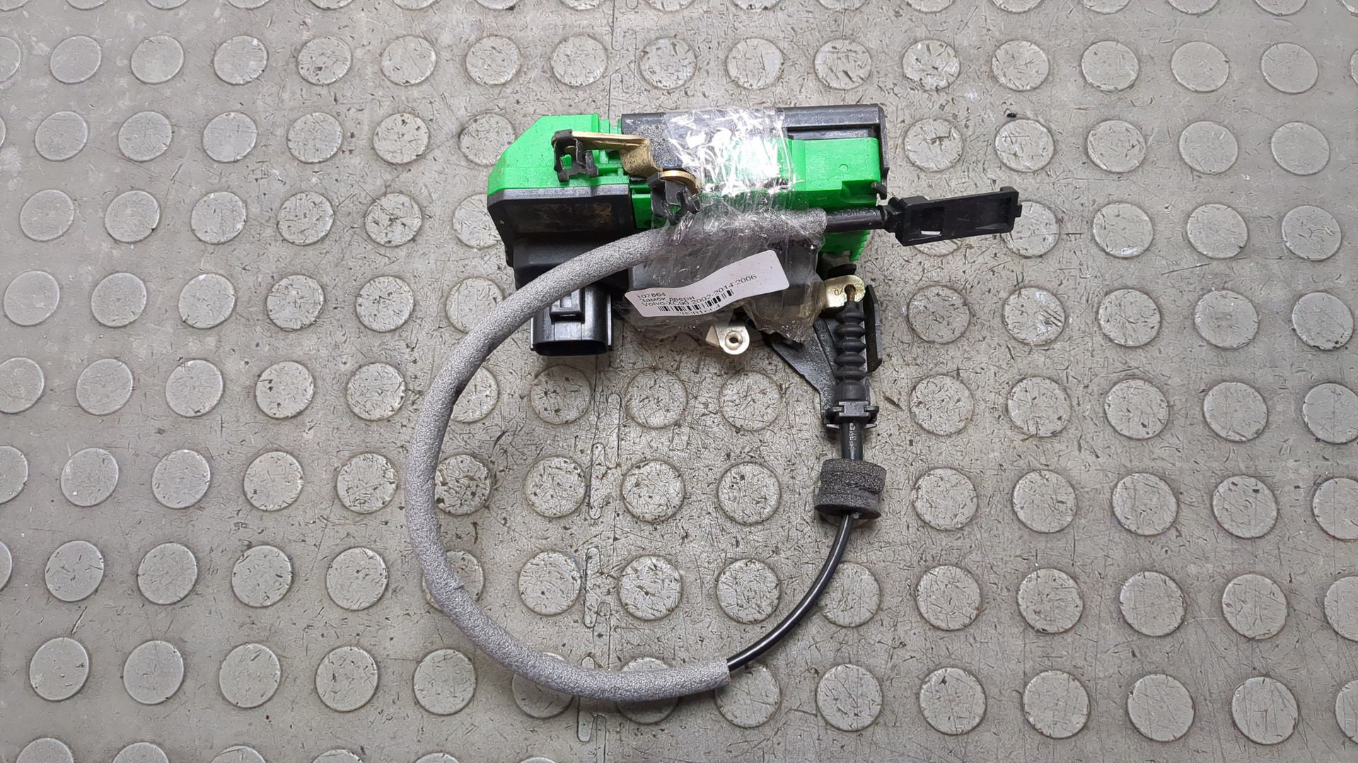 Замок двери передней левой