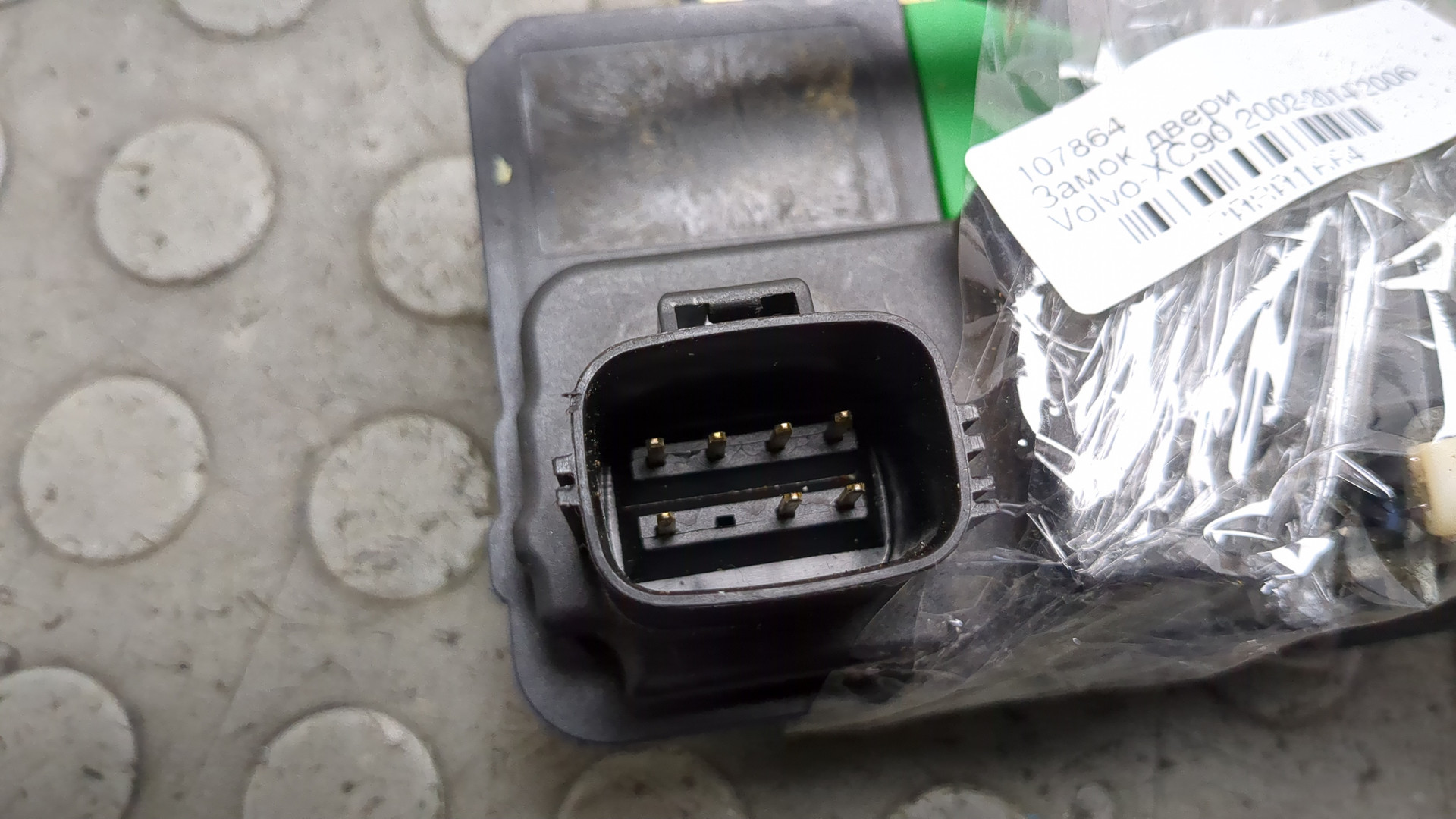 Замок двери передней левой